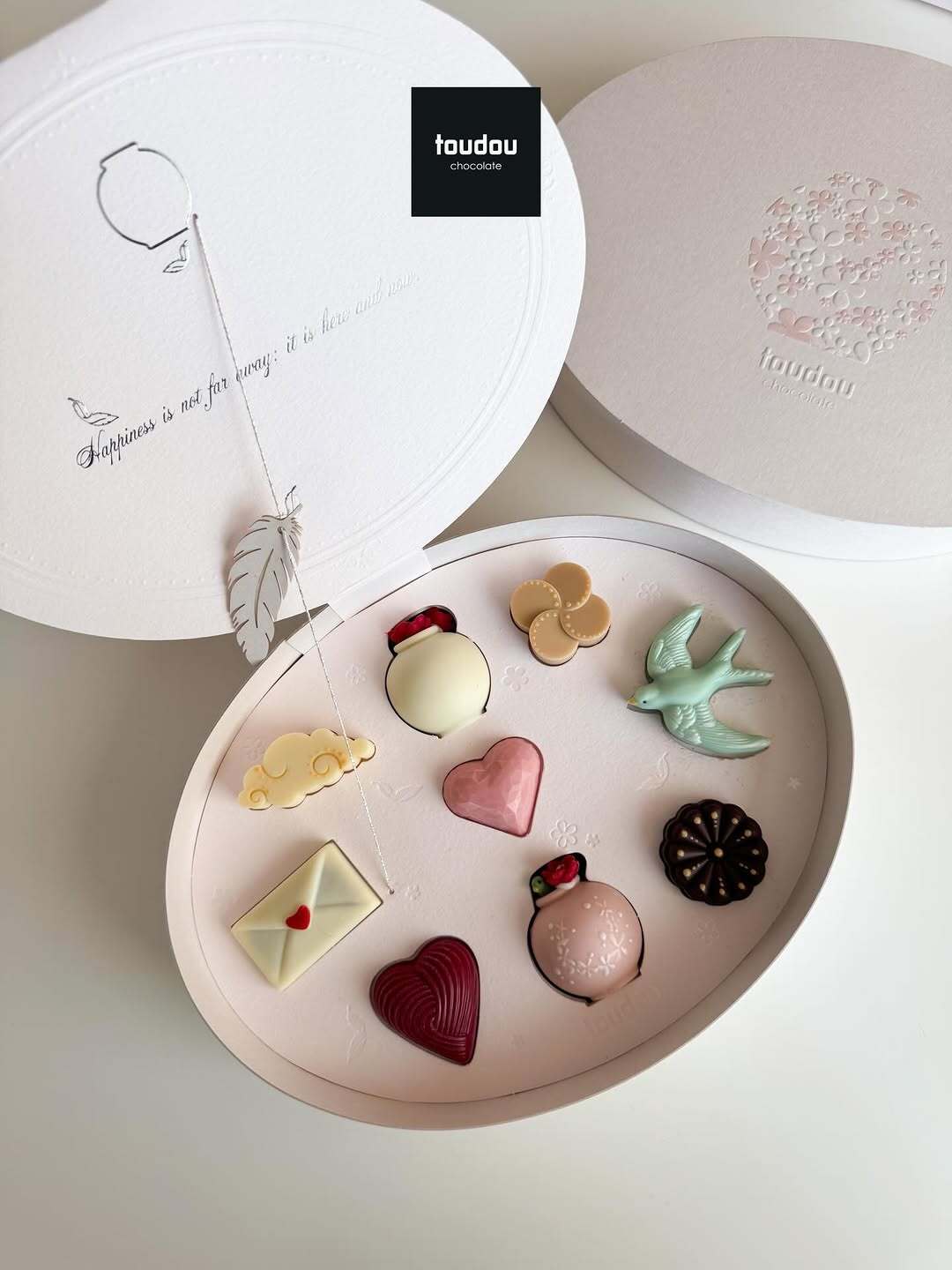 Light-Oxygen Milky-White Textured Round Box — Romantic Shaped Chocolate for Valentine’s Day and Birthdays, a Ceremony-Infused Gift Packaging Box