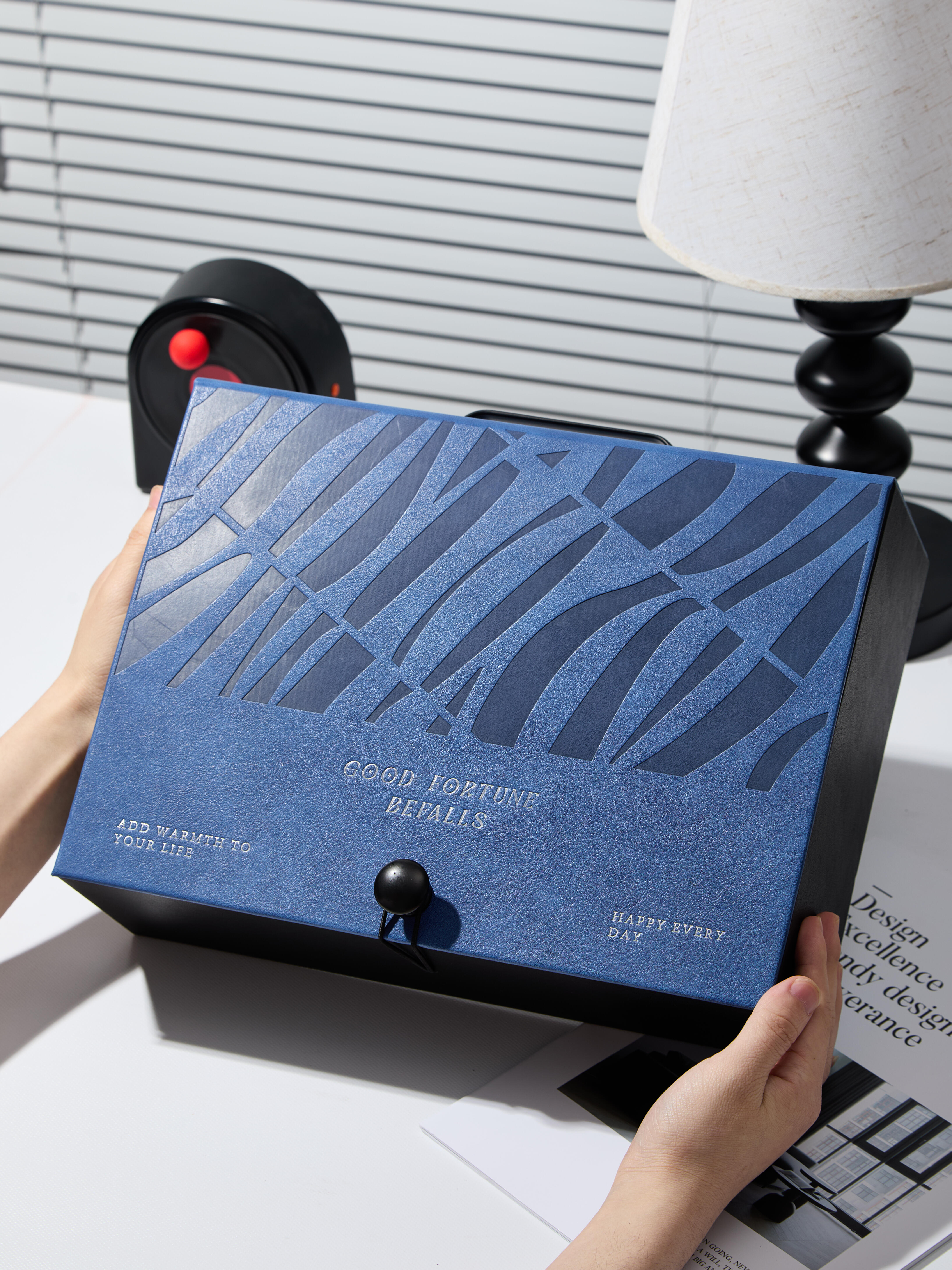 Deep blue geometry covered box. Special paper colour hard box. The thread is closed. Plants of EVA by Neto Warm Cube Notebook Enterprise Commercial packaging box.