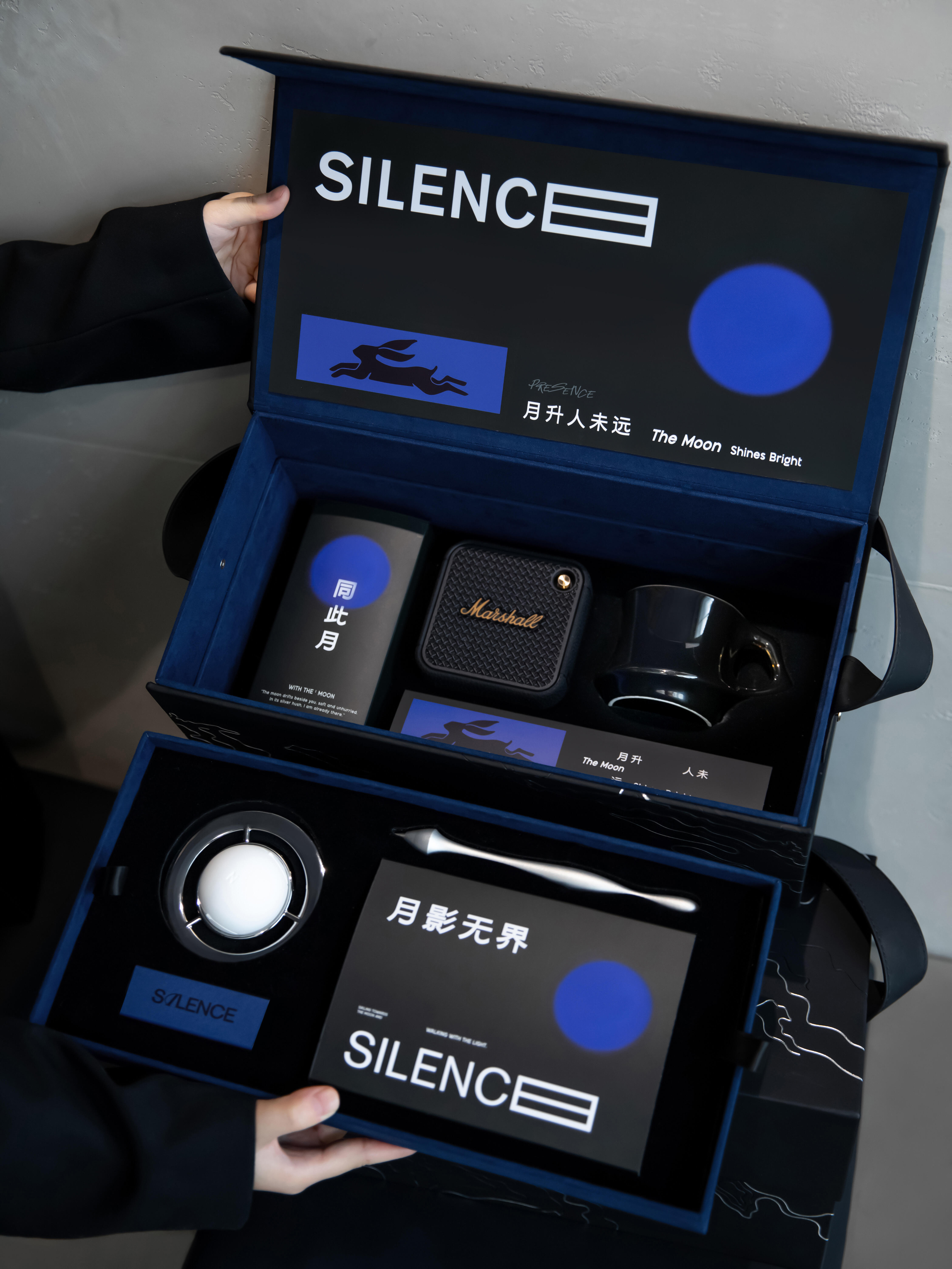 クラインブルーが黒い二層分割を打った。ハードボックスを覆う