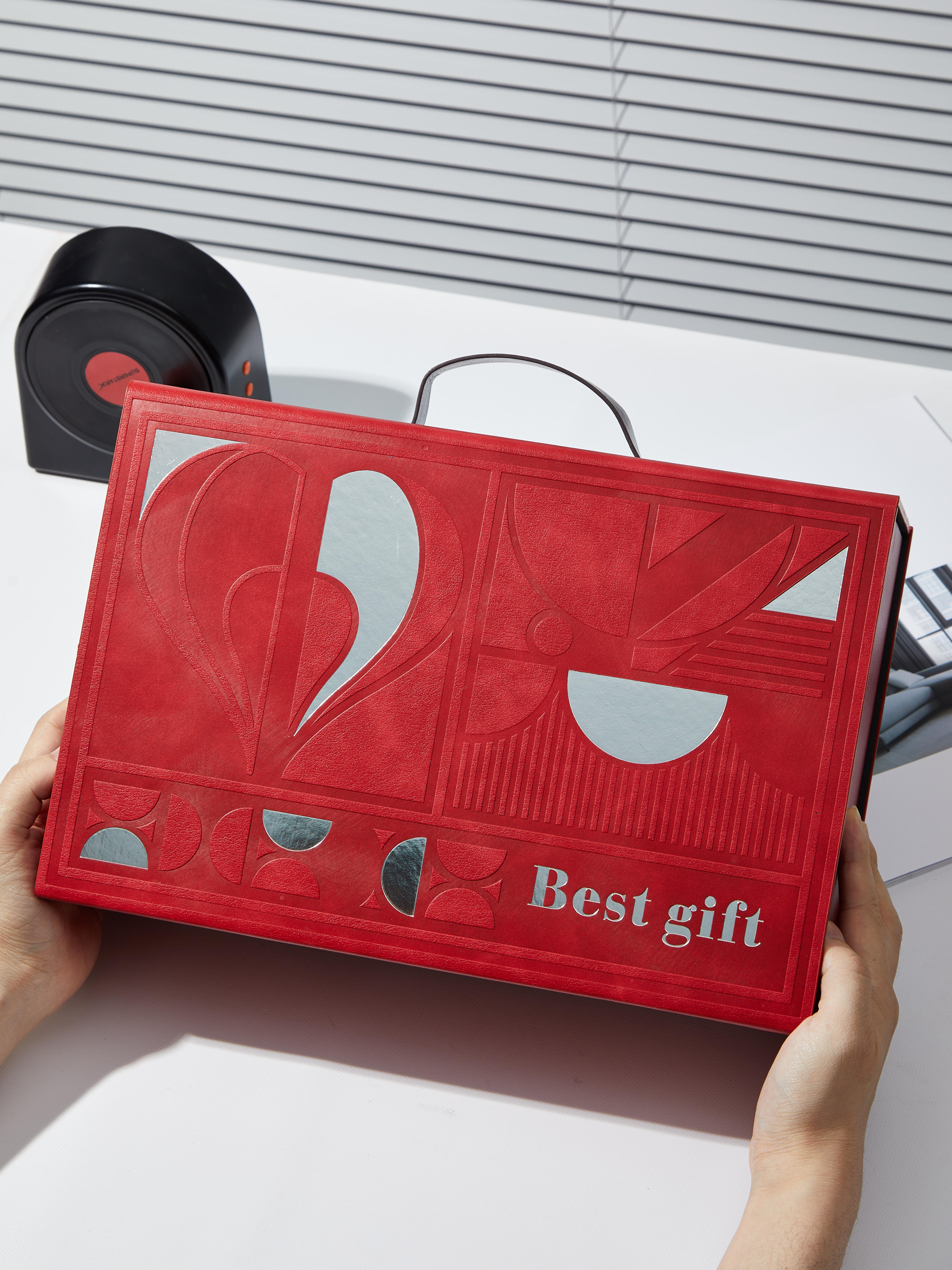 The red geometry sculptures. The gift box. Toughened Laminated Safety Glass The handbands are closed. The black plant. EVA by Neto Warm Cube Notebook Enterprise Annual packaging box.