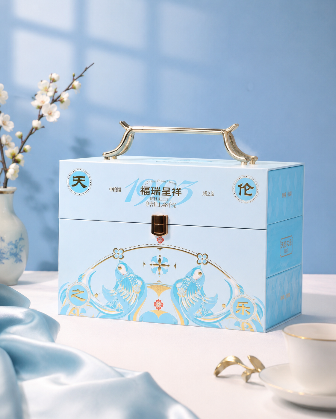 New Chinese Metal Tires Cover the tea gift box.