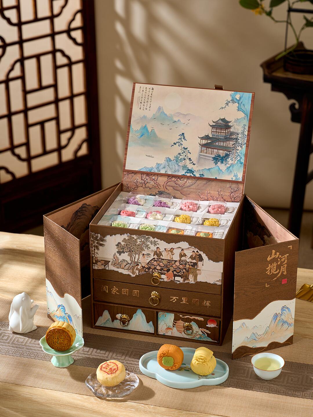 The mountains of the moon are twice open. In the middle of the autumn a gift box.