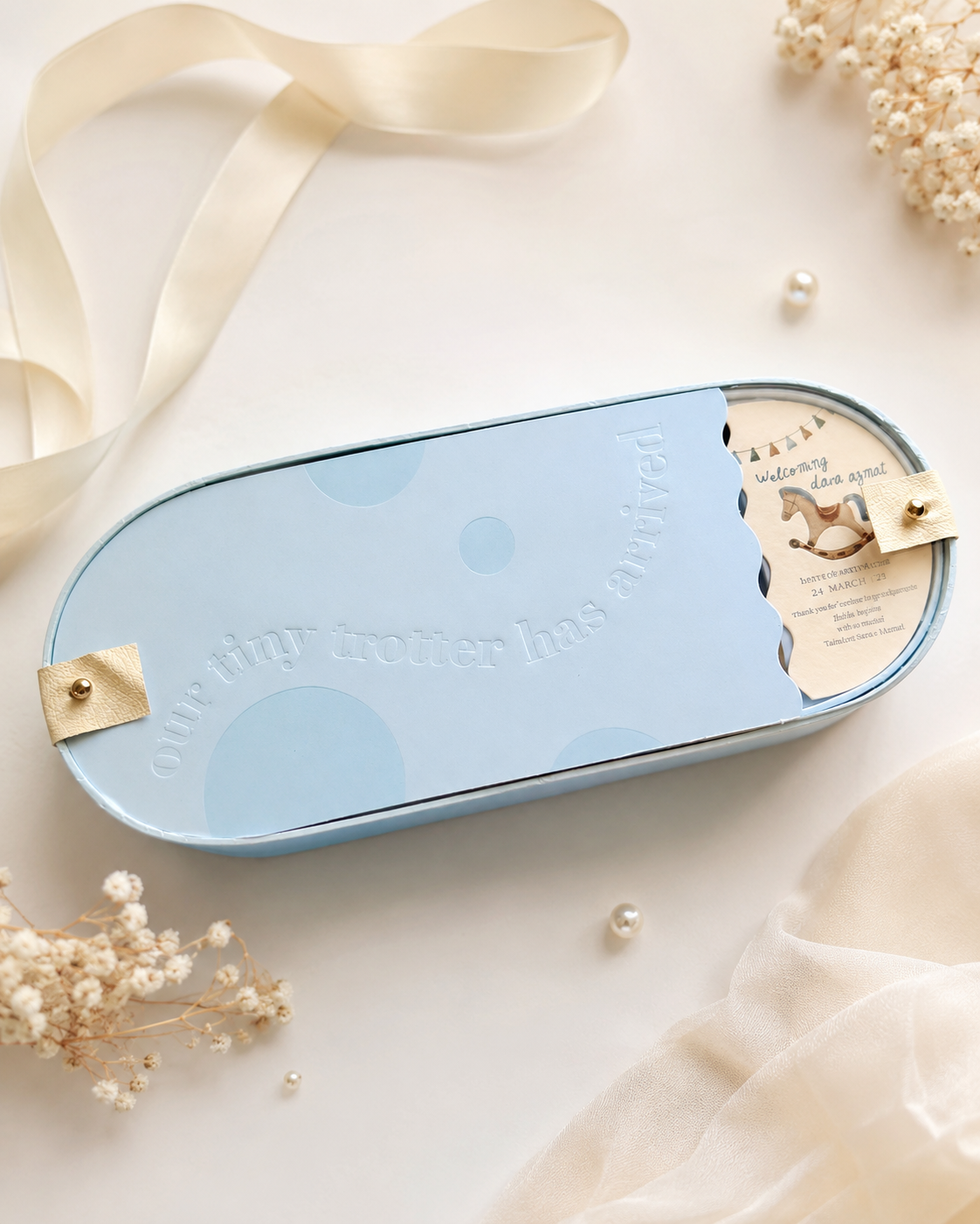 A blue-cylindrical baby companion. The gift box. Simple agreement INS Wind packing box.