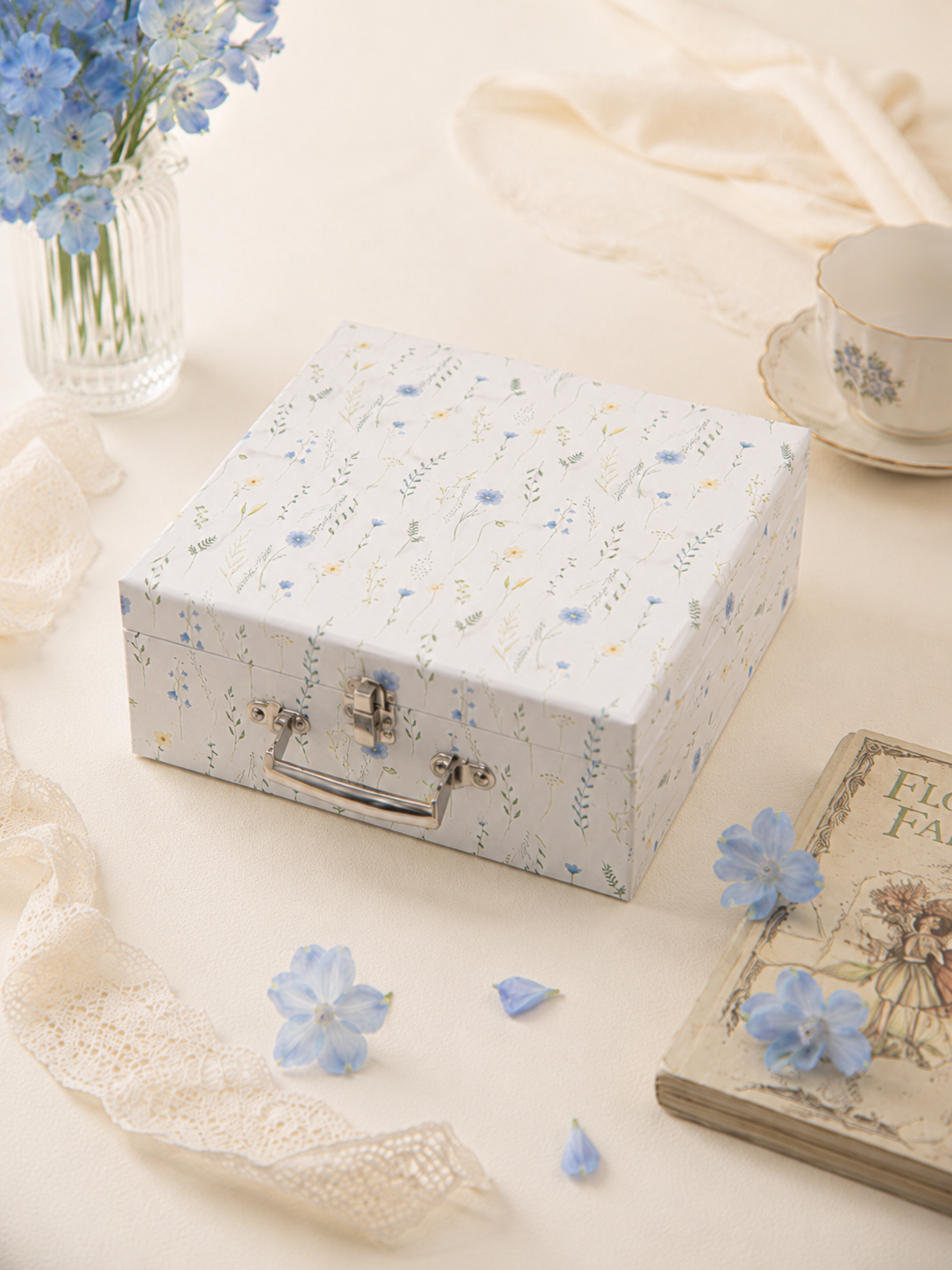 Filled full printing. Boxed Locking Handheld Structure Girl The heart decorated gift box.