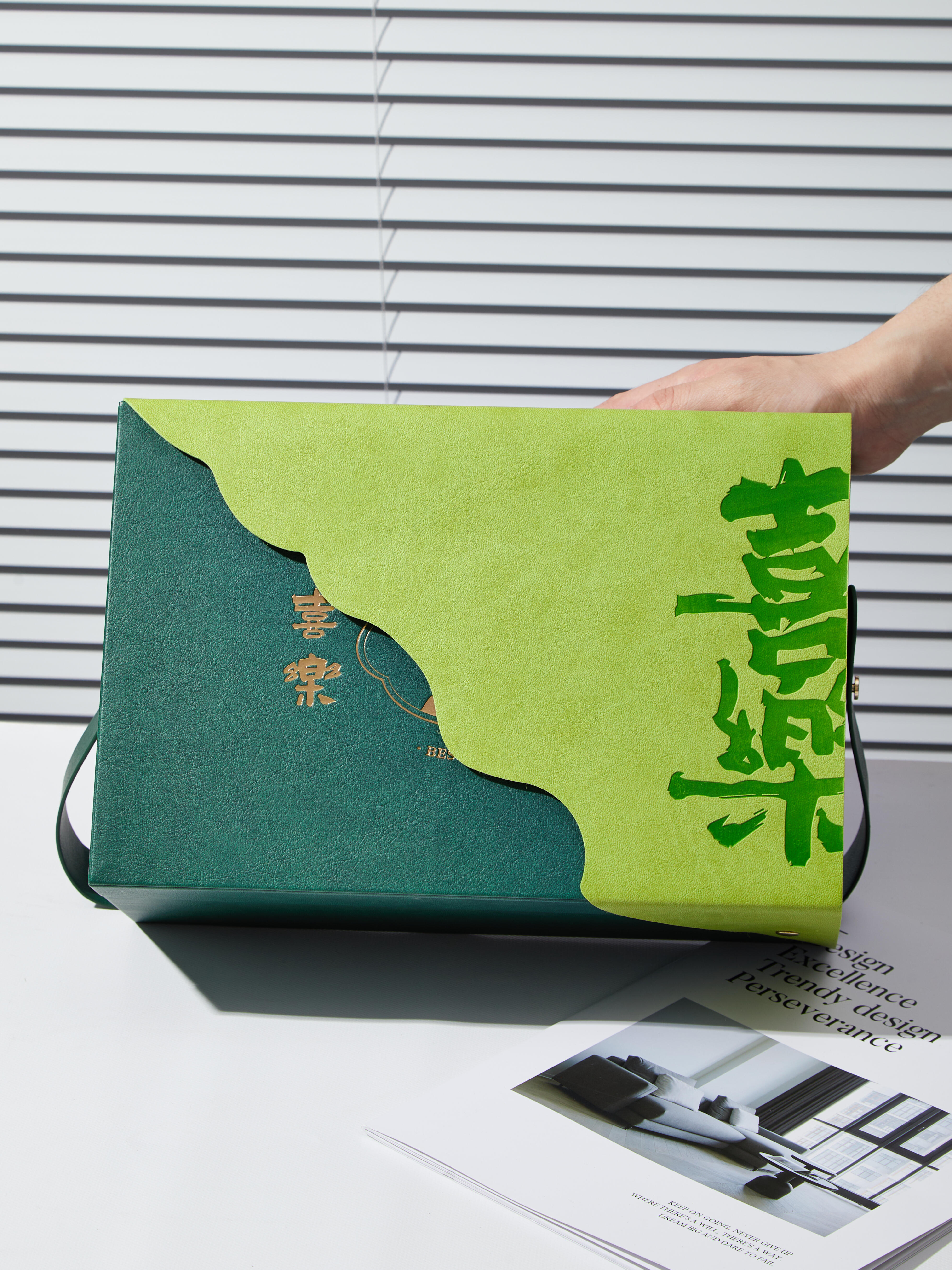 Happiness double-colored handheld cover The gift box. Colouring the cloth. Metal handbags. The black plant. EVA by Neto Companion of digital clothing business. Packaging Box